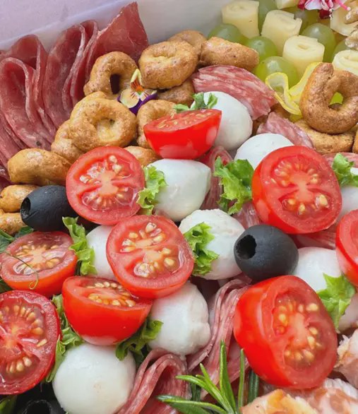 Бокс "Сырное и мясное ассорти из  канапе"